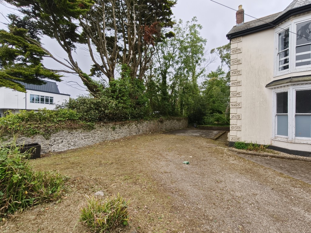 Lot: 133 - SEMI-DETACHED HOUSE IN NEED OF RENOVATION WITH PLANNING FOR DETACHED ANNEXE - Potential to the side of the property